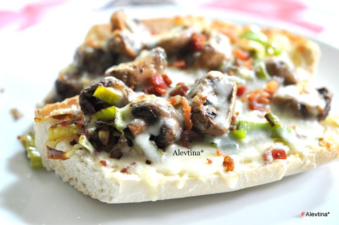 Гренка с грибами и луком-пореем