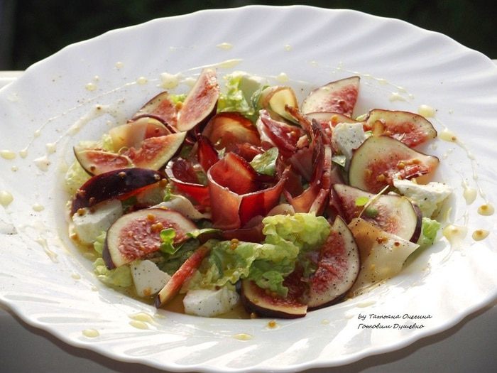 Салат с инжиром, прошутто и сыром фета