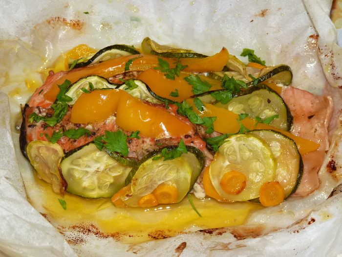 Запеченная в кармашках форель с вином и овощами