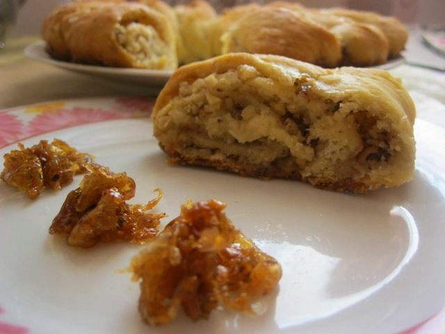 Рулет с орехами и изюмом