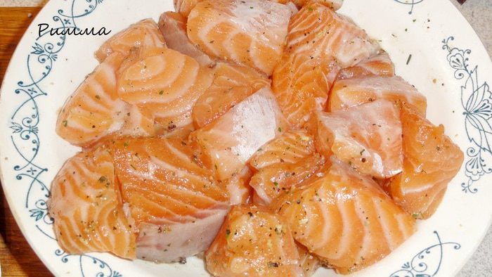 Крамбль с семгой и брокколи.