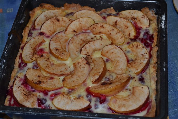 Брусничный пирог с яблоками