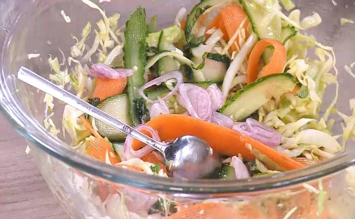 Вьетнамский салат с курицей и арахисом 