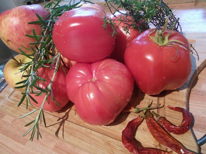 Домашний томатно-яблочный кетчуп со свежими пряными травами