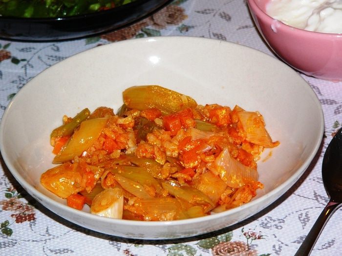 Лук-порей, тушеный с рисом (Zeytinyaglı pırasa)