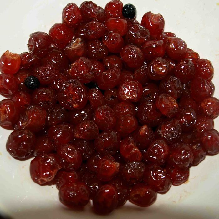 Кекс с вяленой вишней, арахисом и шоколадом