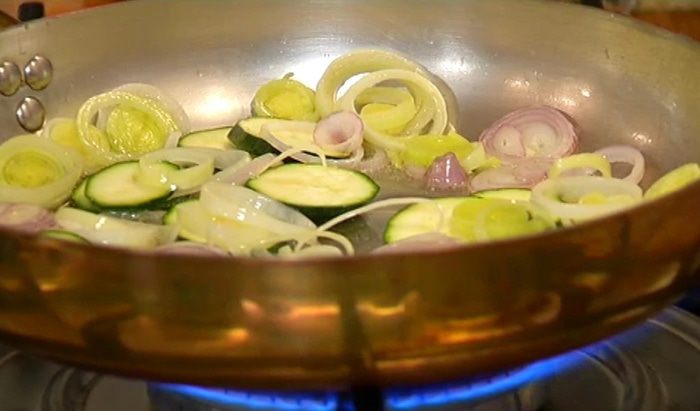 Яичные кружева на овощах 