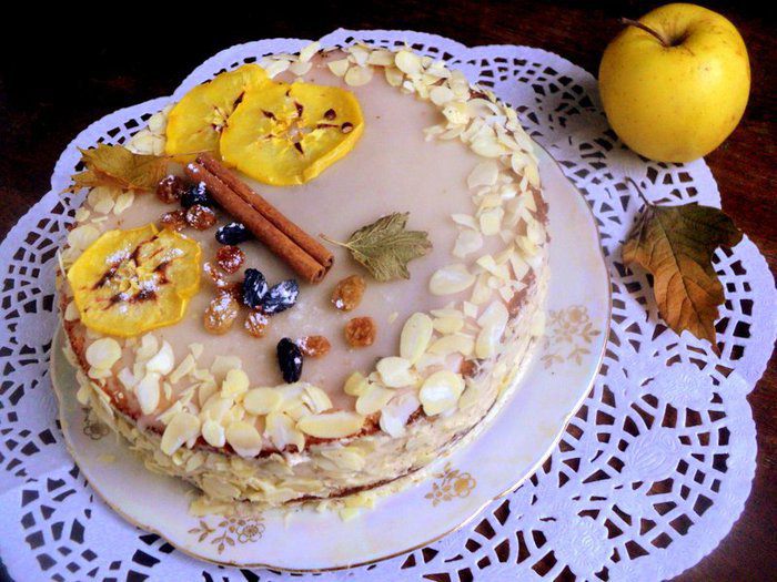 Ореховый торт с карамелизированными яблоками