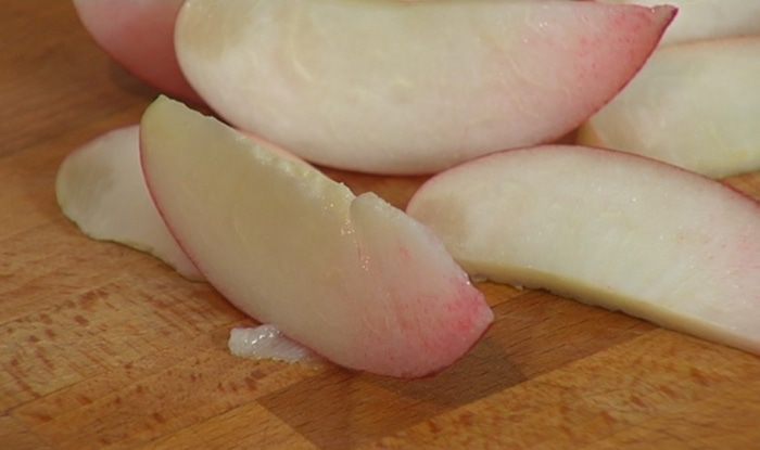 Салат из помидоров с нектаринами и базиликом 