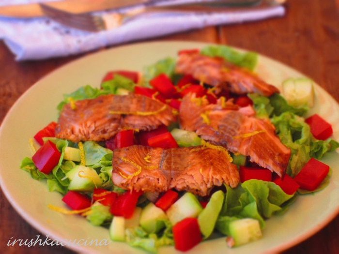 Салат с семгой и сладким перцем