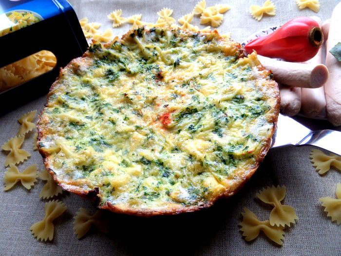 Фриттата с макаронами и шпинатом