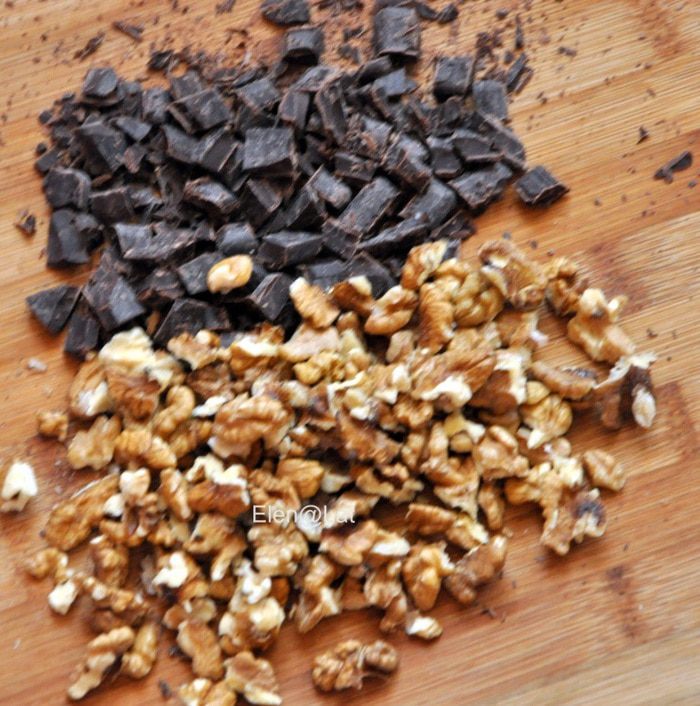 Шоколадные капкейки с грецким орехом с кусочками шоколада