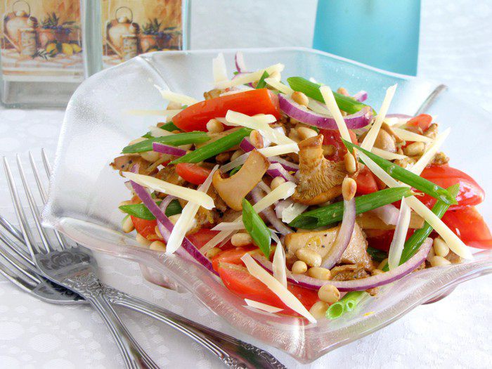 Пикантный салат с лисичками