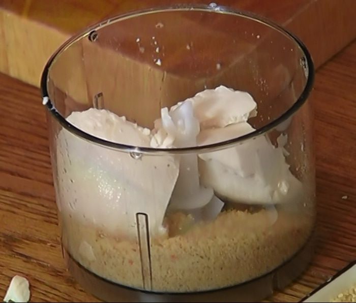 Биточки из тофу с зеленью и грецкими орехами 