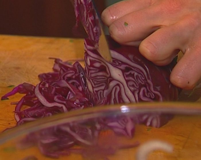 Салат из красной капусты с индейкой