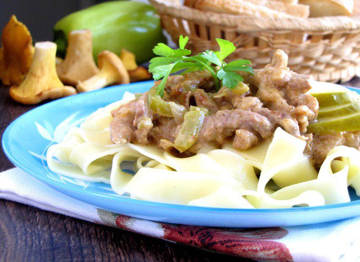 Бефстроганов с грибами и сладким перцем