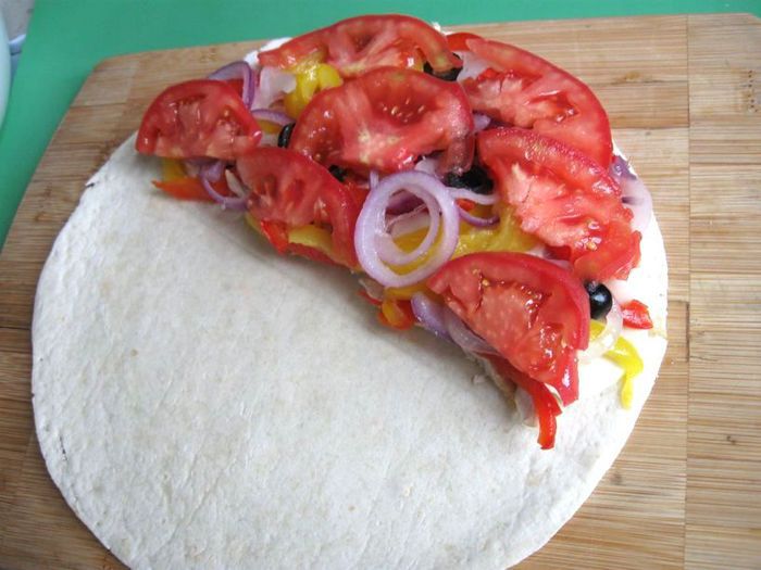 Тортилья с курицей, помидорами и сыром