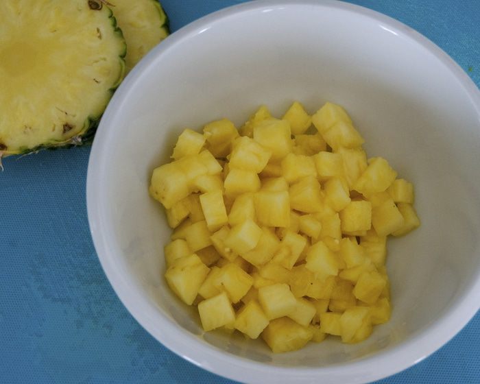 Томаты, фаршированные гавайским куриным салатом 