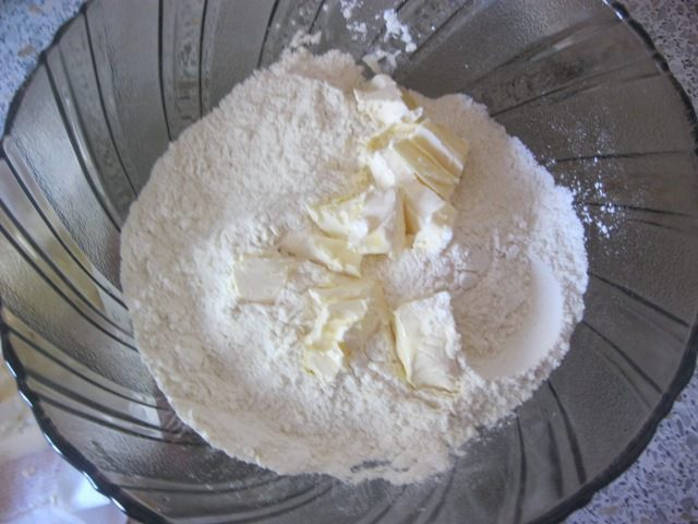 Песочный пирог с творогом и клубничным джемом