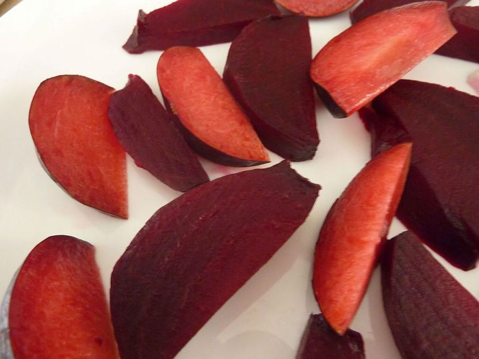 Салат с рикоттой, сливой и свеклой