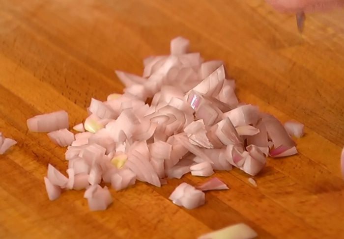 Салат из фасоли с грибами, помидорами и тапенадом 