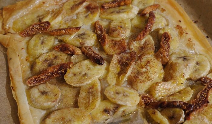Пирог из фило с бананами и инжиром 