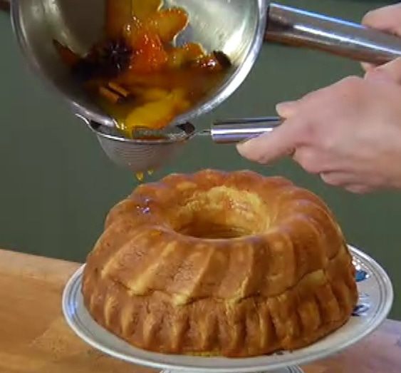 Манный пудинг с пряным апельсиновым сиропом 