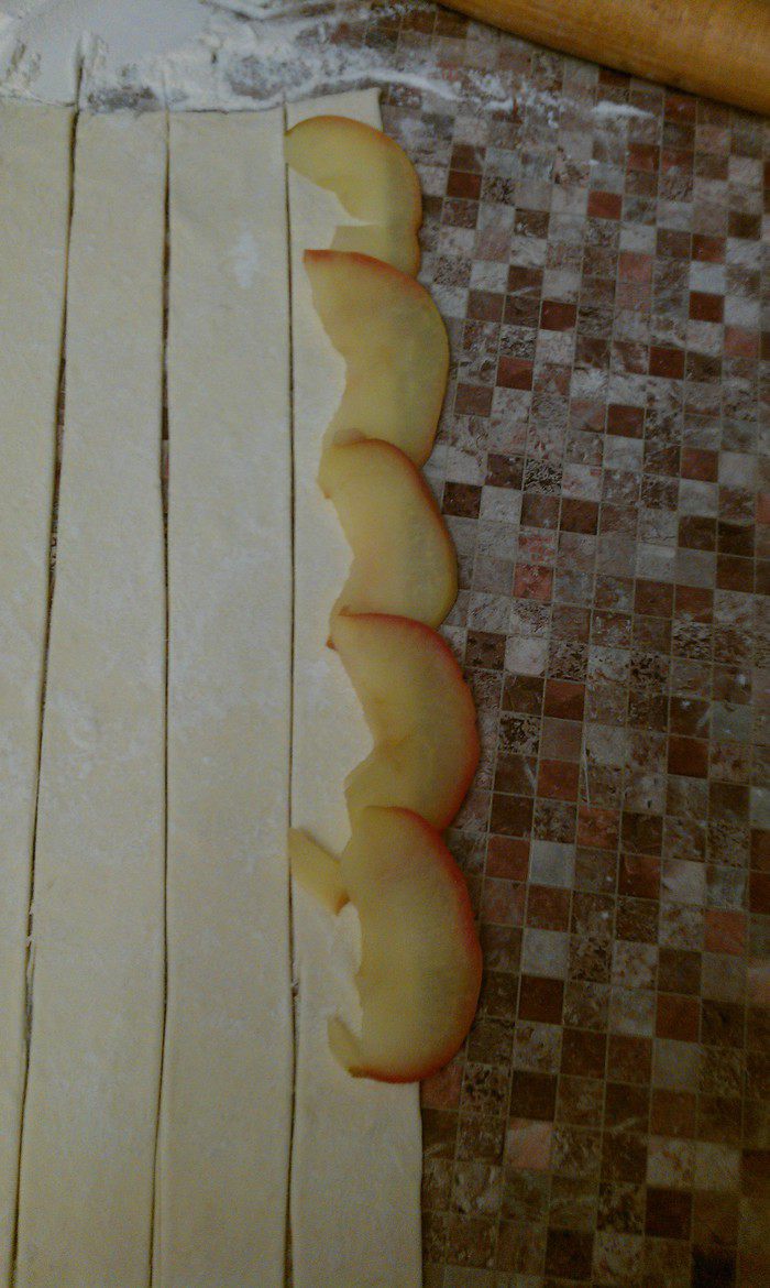 Слойки с яблоками &amp;quot;Розочки&amp;quot;