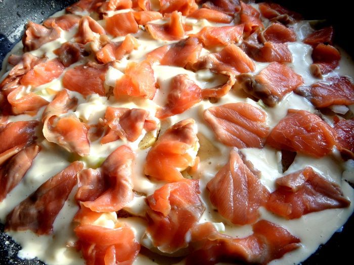 Золотистый заливной пирог с рыбой