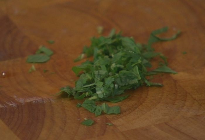 Салат с малиной и гренками с творожной начинкой 