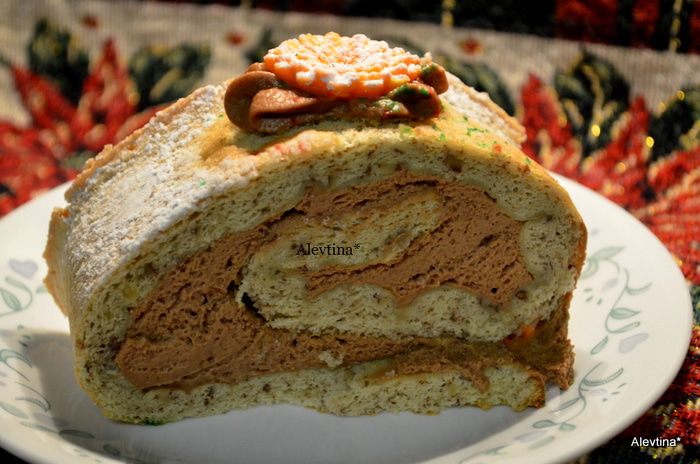 Рулет с пеканом и шоколадной начинкой