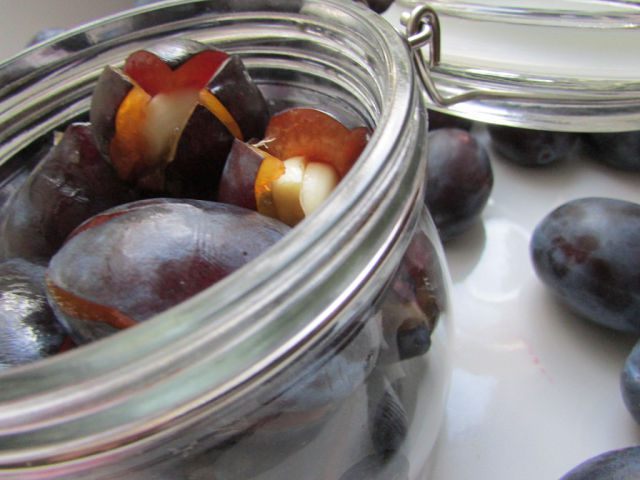 Сливы, маринованные с чесноком