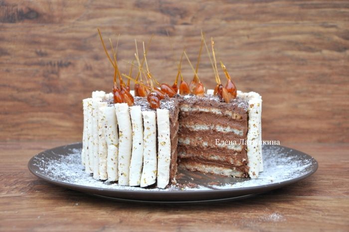 Миндальный торт с шоколадным муссом, безе и карамелью