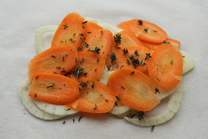 Семга  на подушке из фенхеля и моркови, запеченная в пергаменте