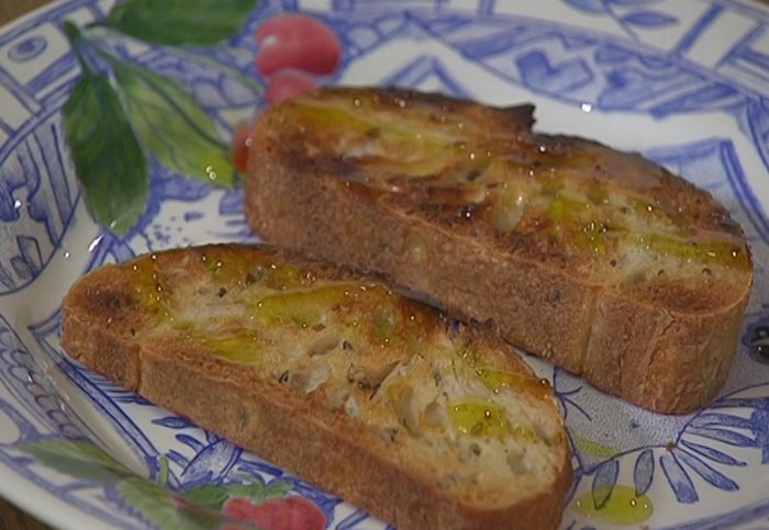 Брускетта с помидорами, беконом и яйцом пашот 