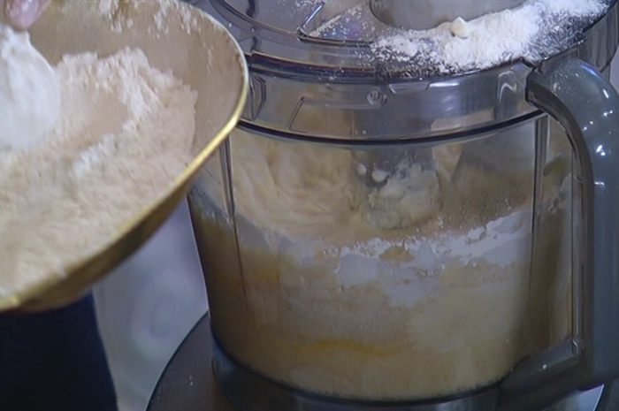 Сметанник с фундуком и изюмом