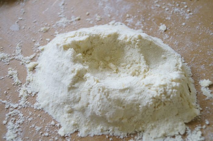 Лимонный тарт со швейцарской меренгой и лимонными чипсами