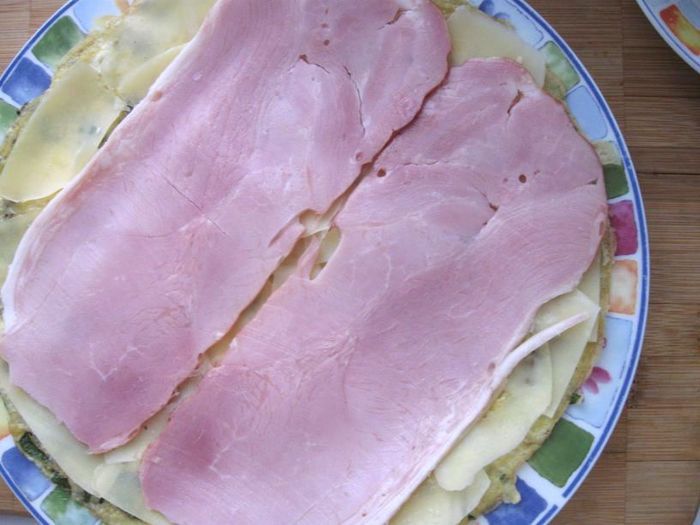 Яичный рулет с базиликом и кедровыми орешками