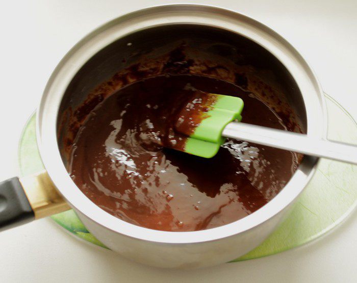 Шоколадный пирог с грушами и орехами