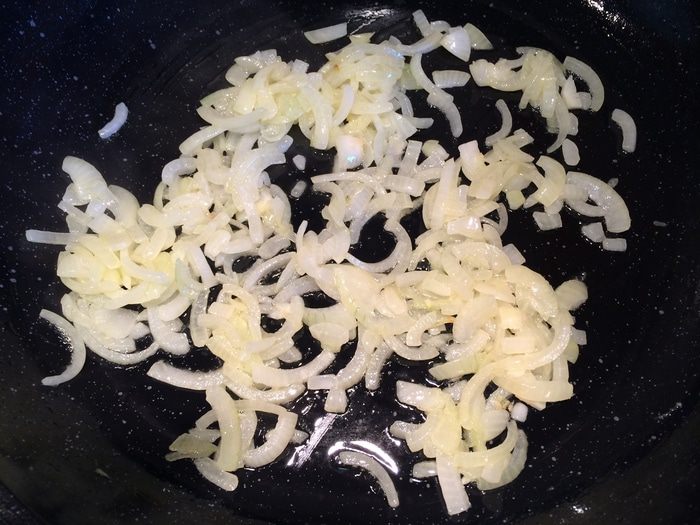 Курица с шампиньонами в сливочно-сырном соусе