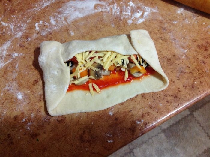 Стромболи с курицей, грибами и карамелизированным луком