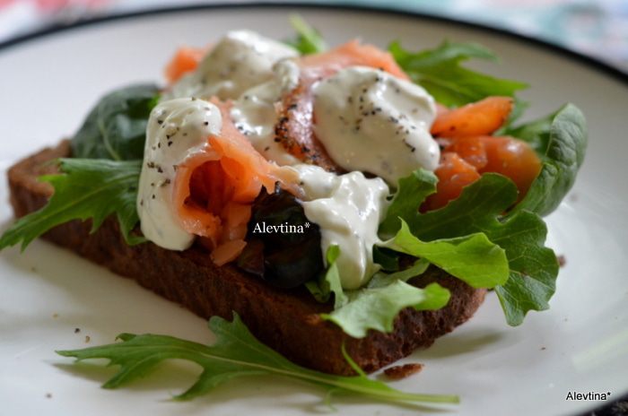 Сэндвич с копченой семгой  и соусом айоли