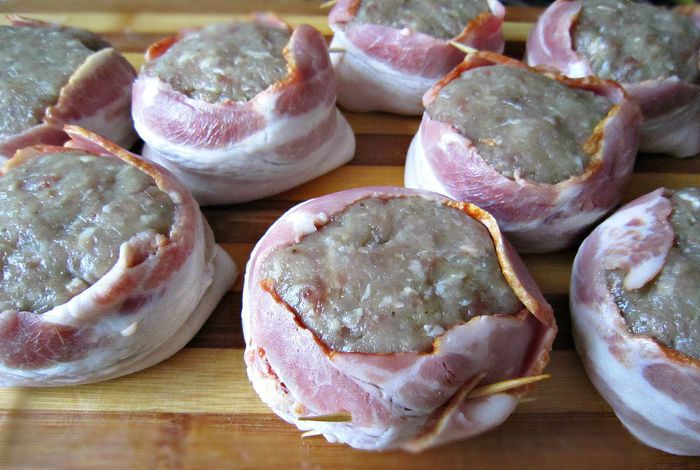 Медальоны в беконе с соусом из каперсов и пастой рисони