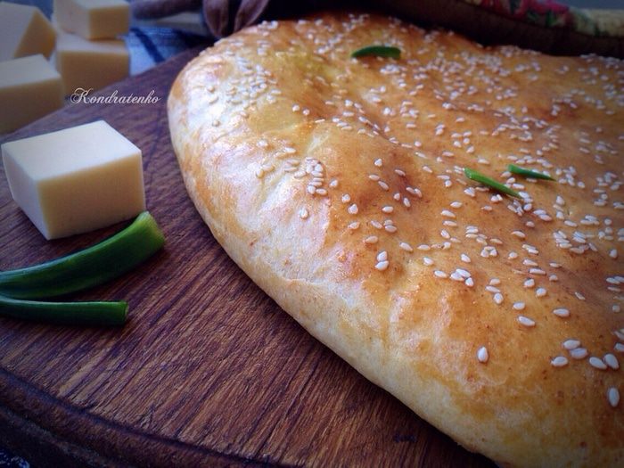 Лепешка из творожного теста с сыром и зеленью