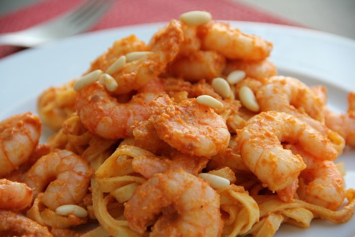 Паста с креветками и песто из вяленых томатов и кедровых орешков