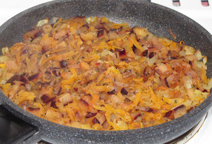 Куринные рулетики с начинкой из слив