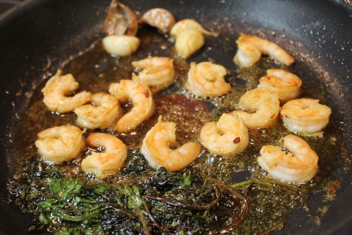 Жареные креветки с соусом