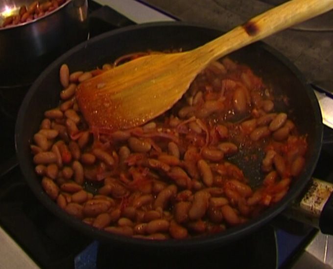 Салат из красной фасоли с тунцом и цикорием