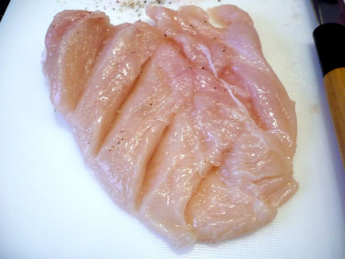 Куриное филе с чоризо, базиликом и паприкой на сливочной репе 