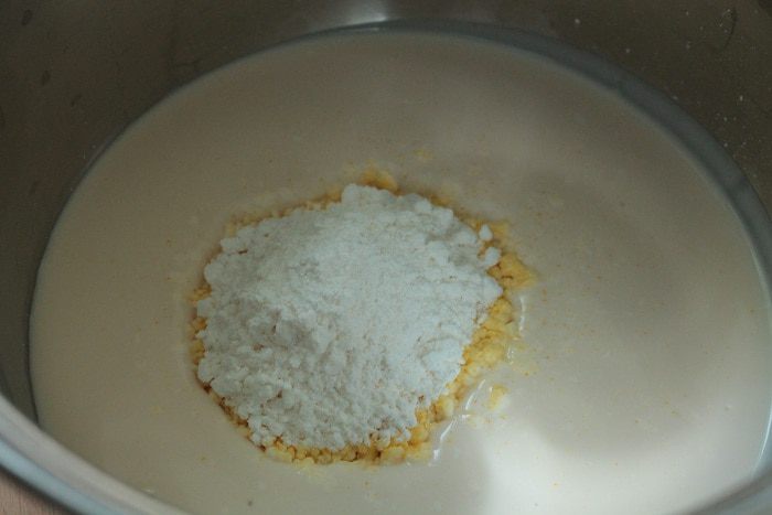 Пирог с персиками и пудингом из ряженки